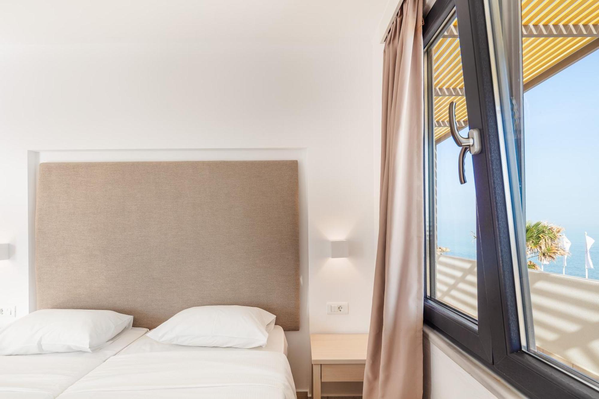 Golden Bay Boutique Hotel & Bungalows Kokkini Hani Rum bild